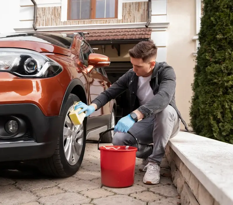 Lavage auto à domicile Beauregard-Baret : professionnel intervenant sur un véhicule